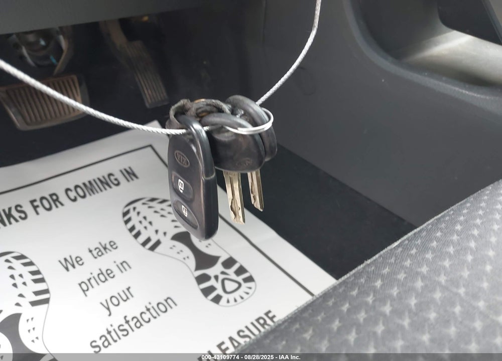 2011 KIA SORENTO LX VIN: 5XYKT3A19BG007695