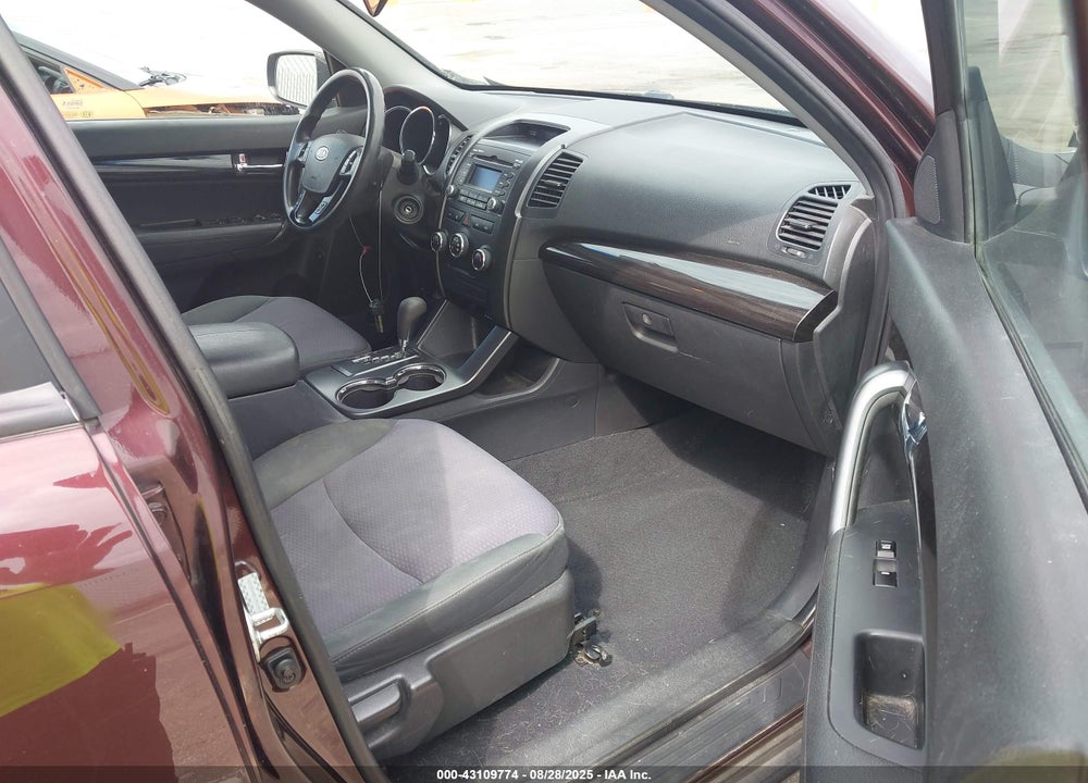 2011 KIA SORENTO LX VIN: 5XYKT3A19BG007695