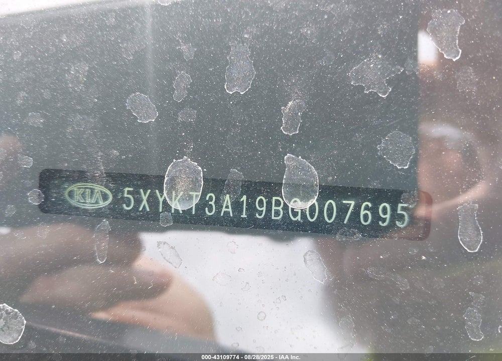 2011 KIA SORENTO LX VIN: 5XYKT3A19BG007695