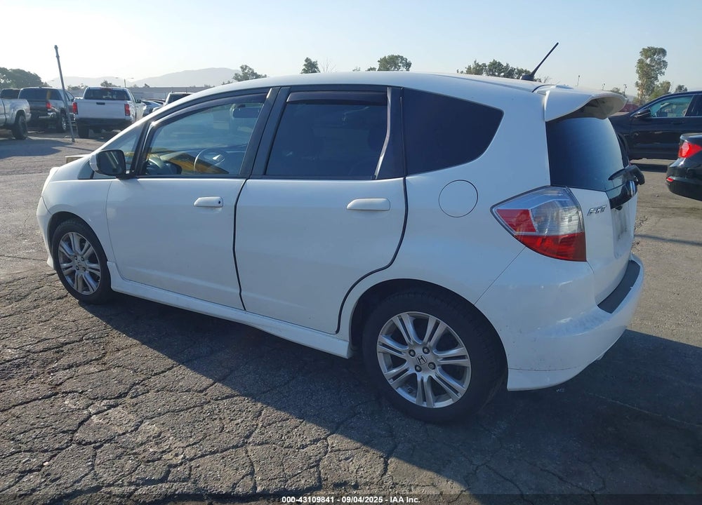 2010 HONDA FIT VIN: JHMGE8H47AC034148