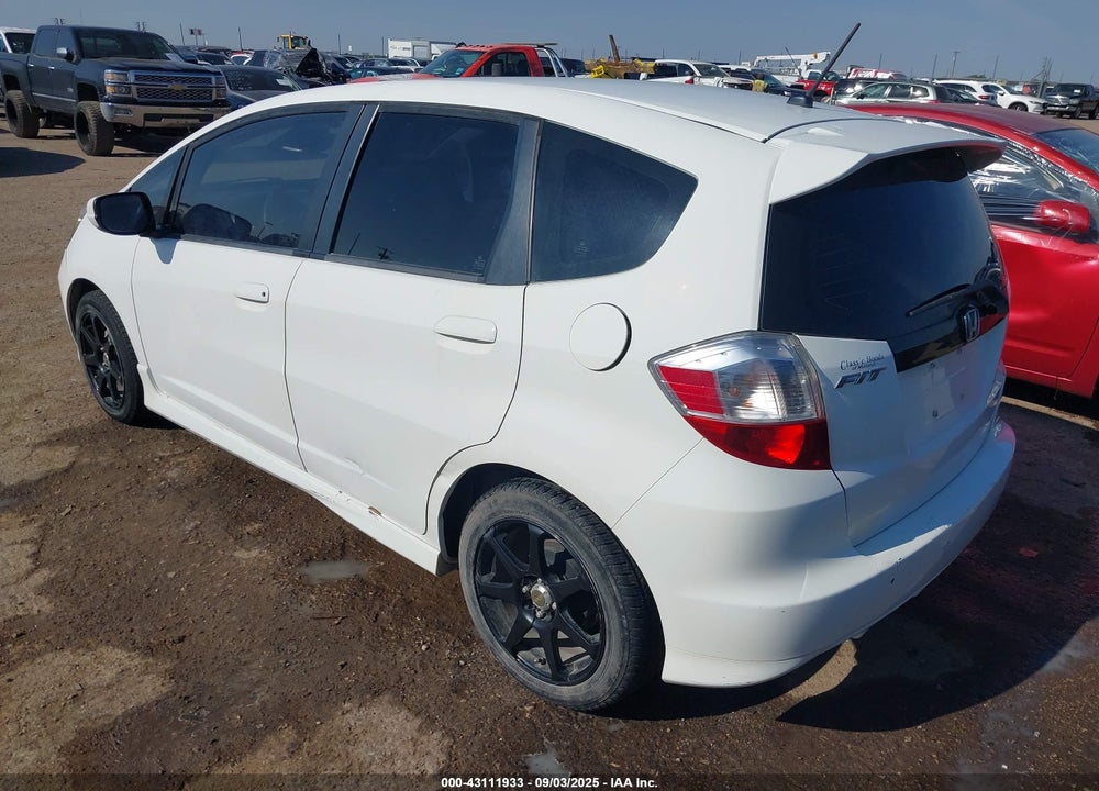 2011 HONDA FIT VIN: JHMGE8H53BC026011