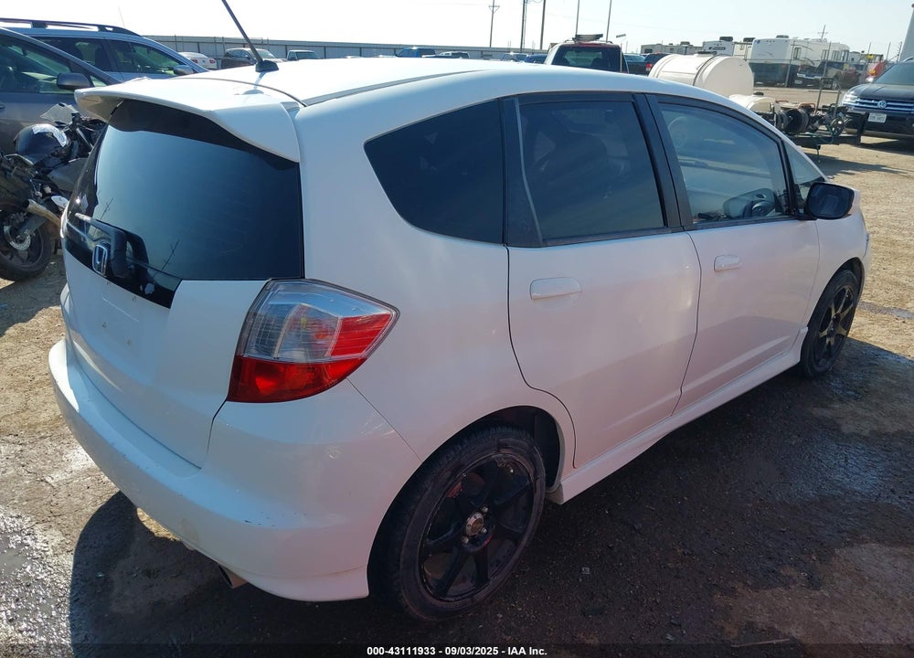 2011 HONDA FIT VIN: JHMGE8H53BC026011