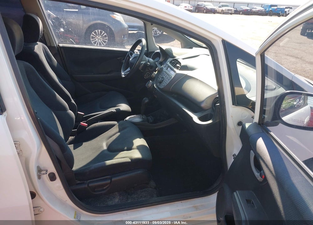 2011 HONDA FIT VIN: JHMGE8H53BC026011