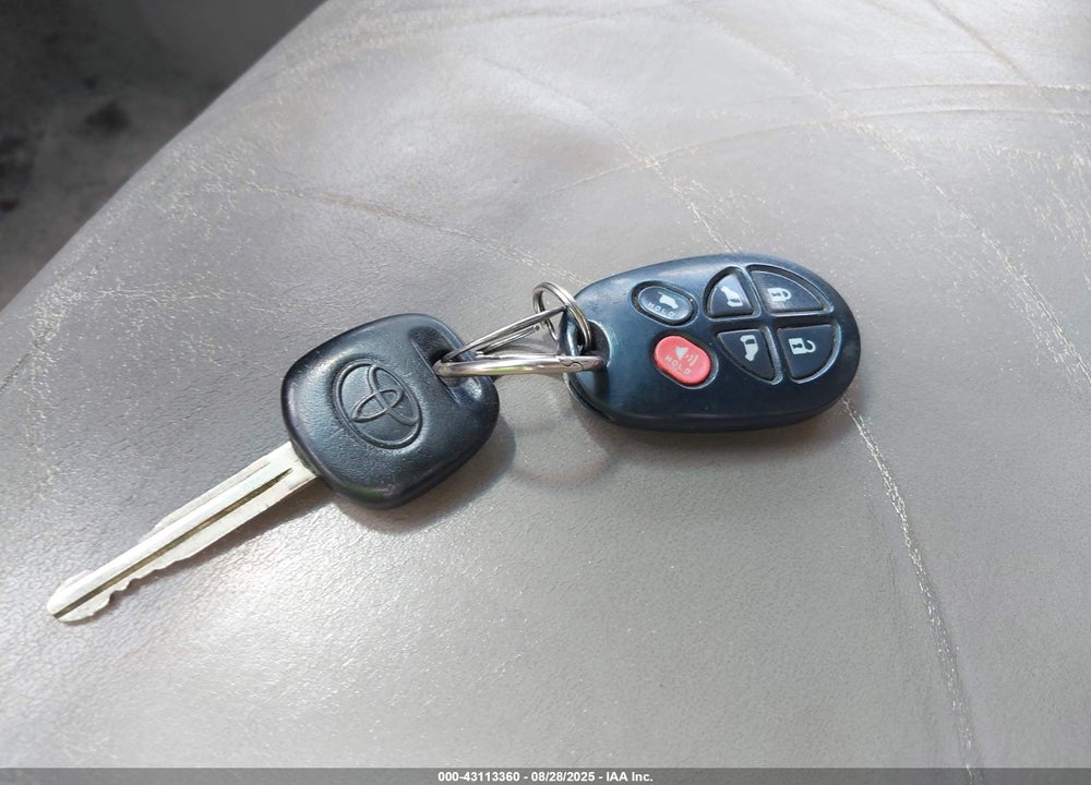 2005 TOYOTA SIENNA XLE VIN: 5TDBA22C85S039884