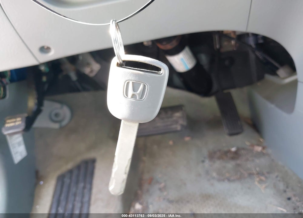 2004 HONDA PILOT LX VIN: 2HKYF18174H613357