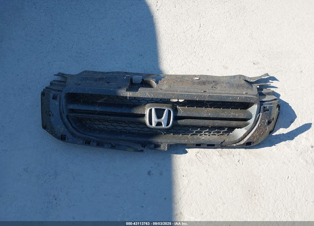 2004 HONDA PILOT LX VIN: 2HKYF18174H613357