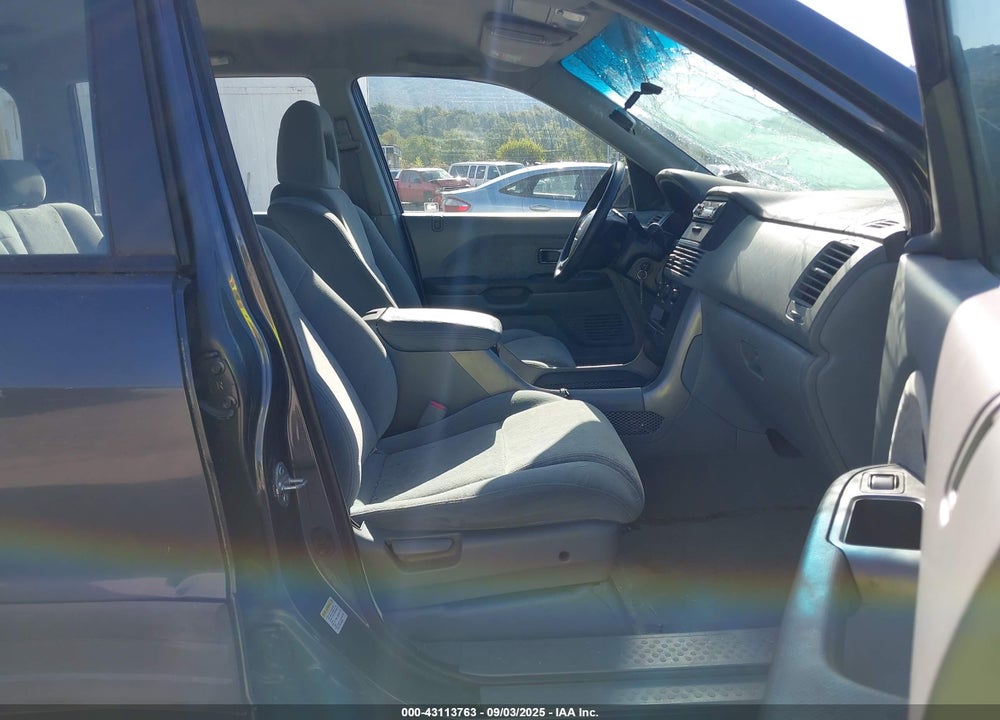 2004 HONDA PILOT LX VIN: 2HKYF18174H613357