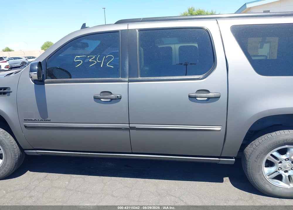 2013 CADILLAC ESCALADE ESV VIN: 1GYS4HEF0DR216273