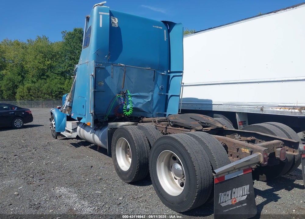 1999 FREIGHTLINER CONVENTIONAL FLD120 VIN: 1FUPDXYB0XDB02639