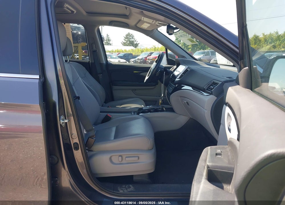 2017 HONDA PILOT VIN: 5FNYF6H98HB065750