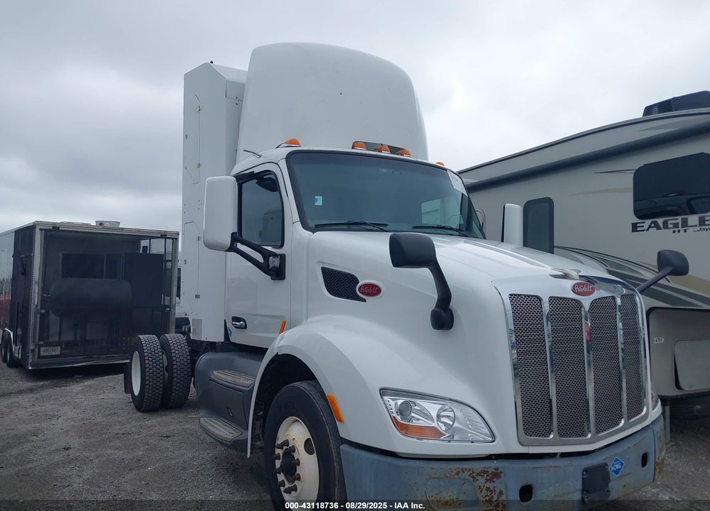 2017 PETERBILT 579 VIN: 1NPBAH8X2HD421463