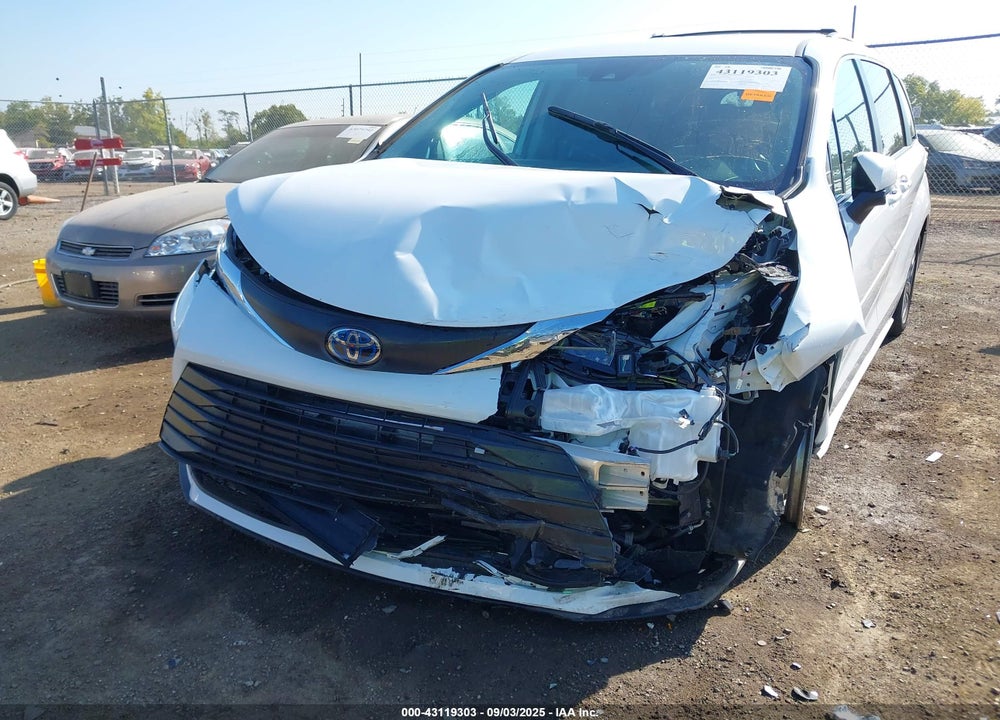2024 TOYOTA SIENNA LE VIN: 5TDKSKFCXRS147050