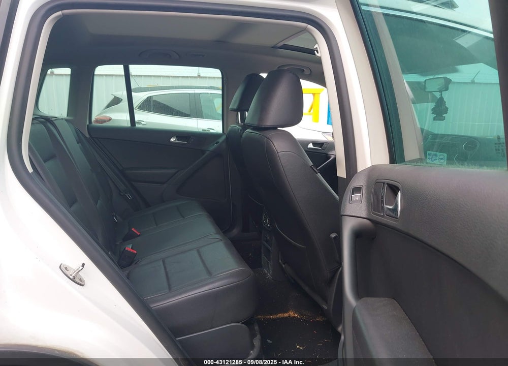 2011 VOLKSWAGEN TIGUAN SE VIN: WVGBV7AX3BW556281