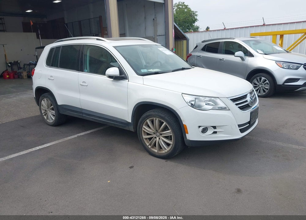 2011 VOLKSWAGEN TIGUAN SE VIN: WVGBV7AX3BW556281