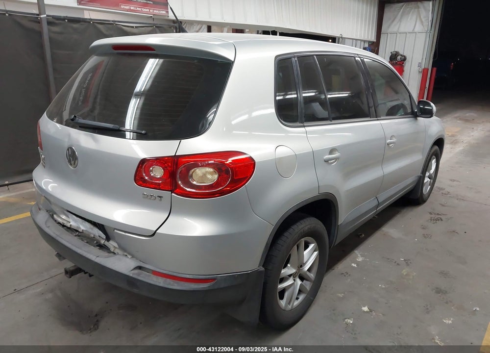2011 VOLKSWAGEN TIGUAN VIN: WVGAV7AX3BW527164