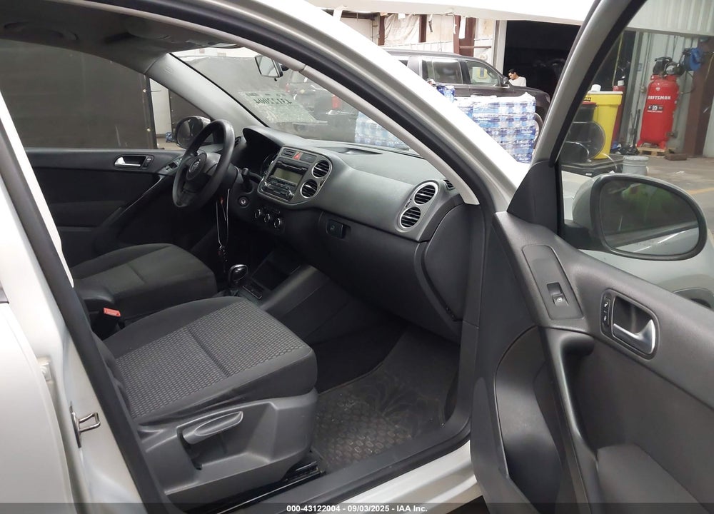 2011 VOLKSWAGEN TIGUAN VIN: WVGAV7AX3BW527164