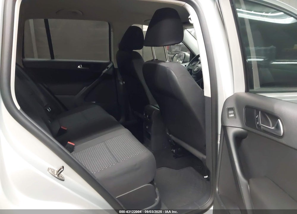 2011 VOLKSWAGEN TIGUAN VIN: WVGAV7AX3BW527164