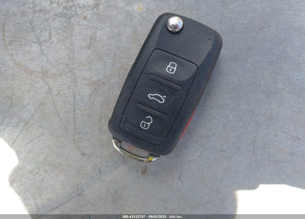 2019 VOLKSWAGEN BEETLE VIN: 3VWJD7AT8KM718323