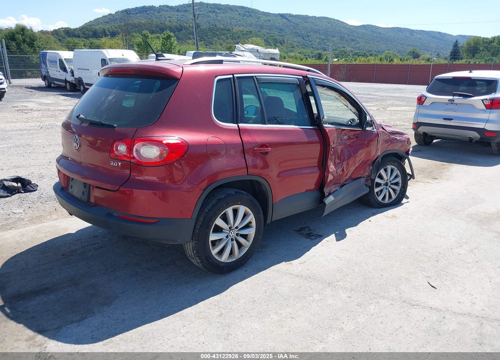 2011 VOLKSWAGEN TIGUAN VIN: WVGAV7AX7BW000566