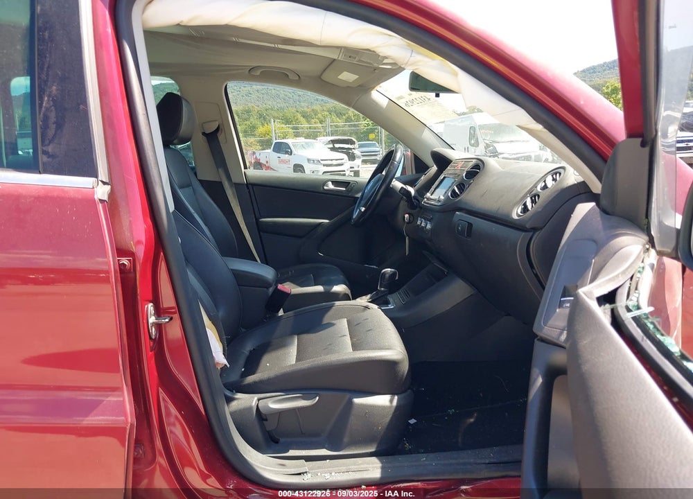 2011 VOLKSWAGEN TIGUAN VIN: WVGAV7AX7BW000566