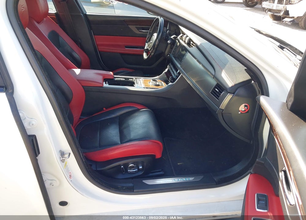 2016 JAGUAR XF VIN: SAJBM4BV3GCY19155