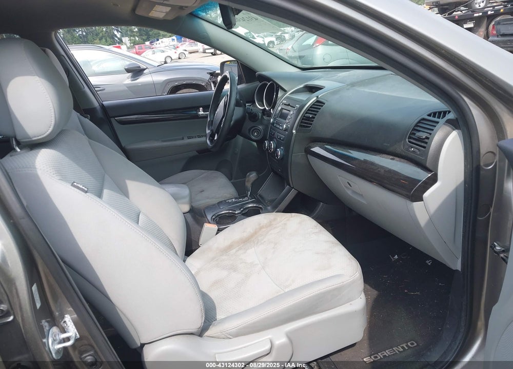 2011 KIA SORENTO LX VIN: 5XYKT3A16BG025359