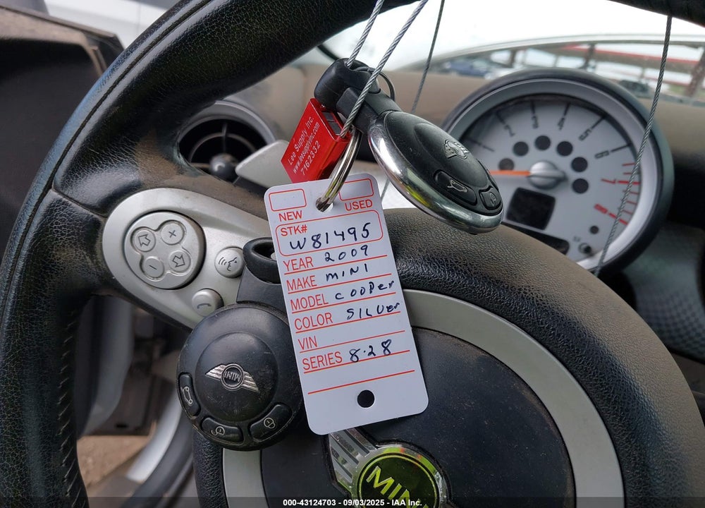 2009 MINI COOPER VIN: WMWMF73529TW81495