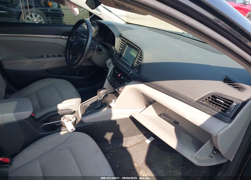 2017 HYUNDAI ELANTRA VIN: 5NPD84LF1HH080148