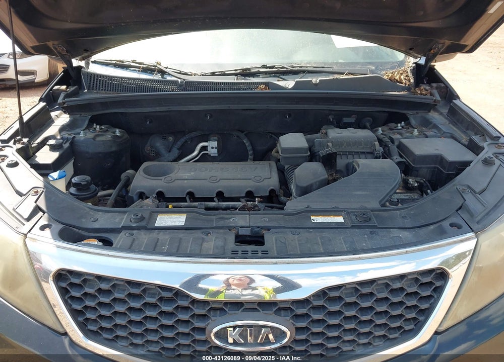 2011 KIA SORENTO VIN: 5XYKTCA14BG072373