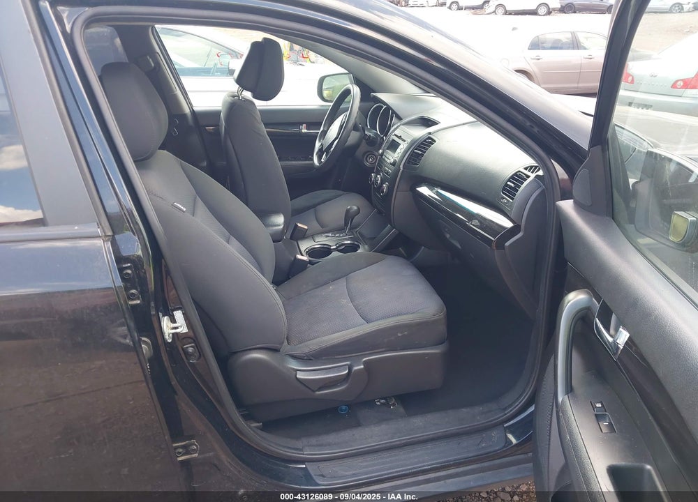 2011 KIA SORENTO VIN: 5XYKTCA14BG072373