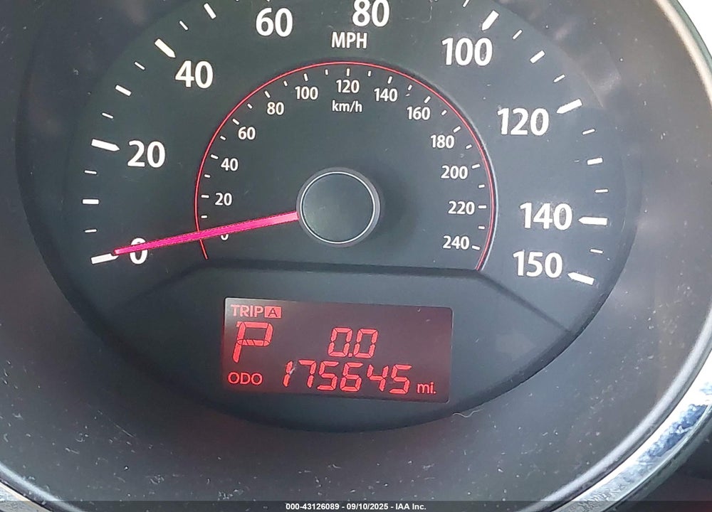 2011 KIA SORENTO VIN: 5XYKTCA14BG072373