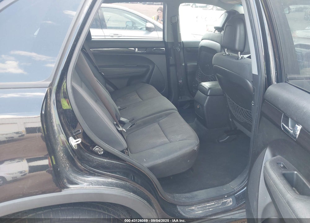 2011 KIA SORENTO VIN: 5XYKTCA14BG072373
