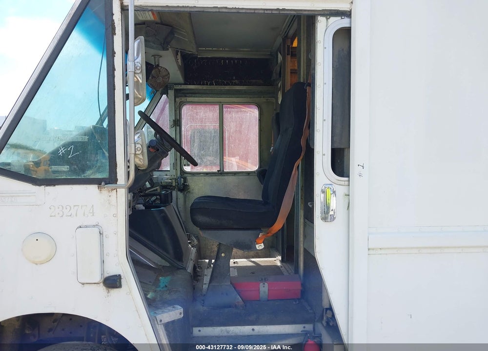 2001 FREIGHTLINER CHASSIS M LINE WALK-IN VAN VIN: 4UZAANBW91CJ22559