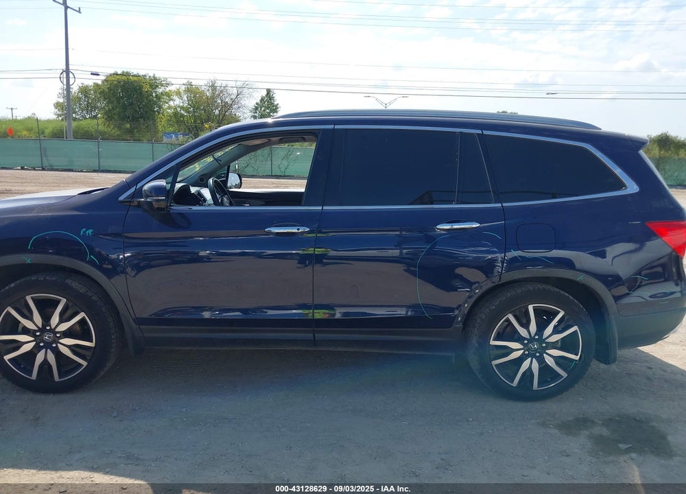 2017 HONDA PILOT TOURING VIN: 5FNYF5H92HB014805