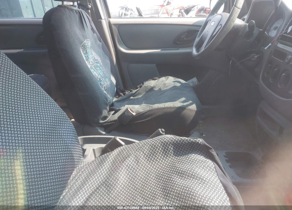 2002 FORD ESCAPE XLS VIN: 1FMYU01112KB06121
