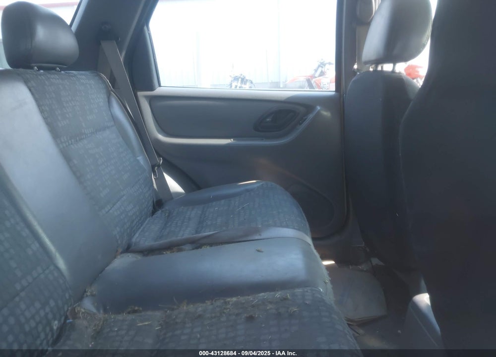 2002 FORD ESCAPE XLS VIN: 1FMYU01112KB06121