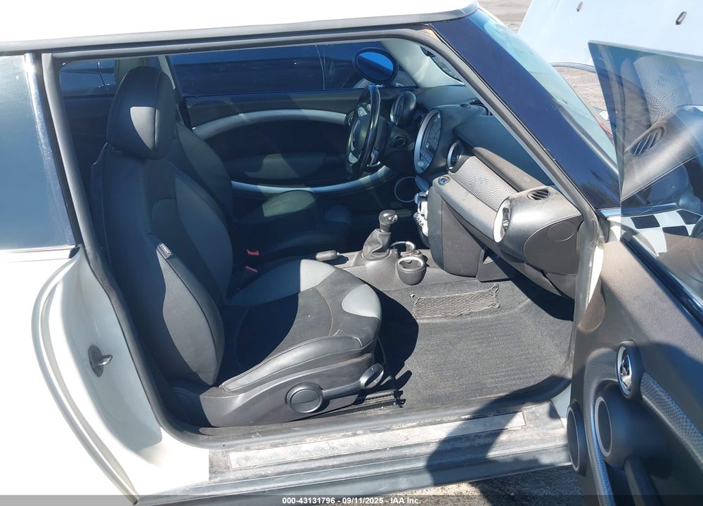 2009 MINI COOPER S VIN: WMWMF73599TW87858