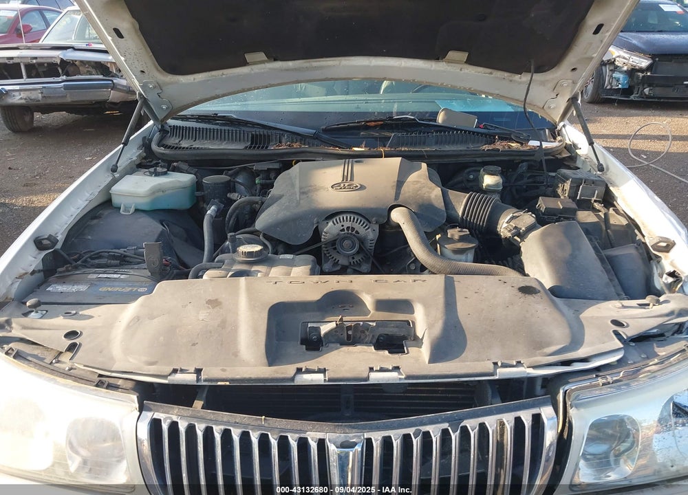 2001 LINCOLN TOWN CAR SIGNATURE VIN: 1LNHM82W61Y687099