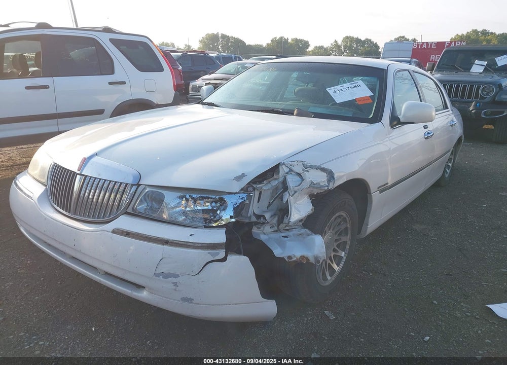 2001 LINCOLN TOWN CAR SIGNATURE VIN: 1LNHM82W61Y687099