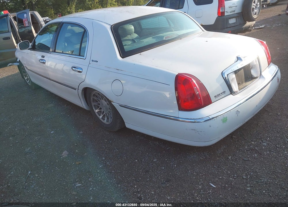 2001 LINCOLN TOWN CAR SIGNATURE VIN: 1LNHM82W61Y687099