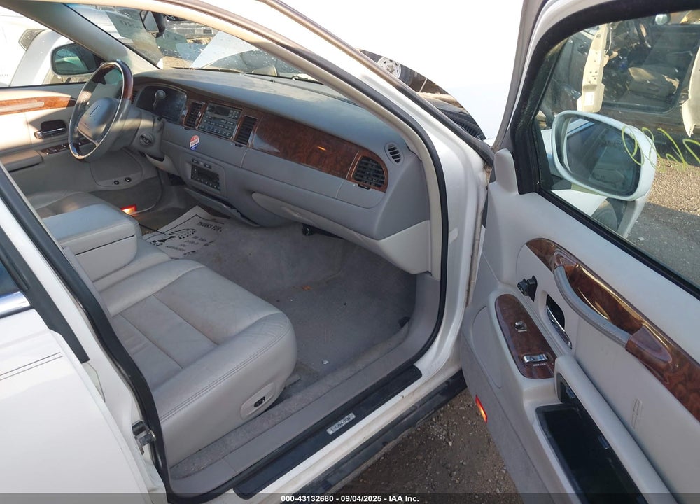 2001 LINCOLN TOWN CAR SIGNATURE VIN: 1LNHM82W61Y687099