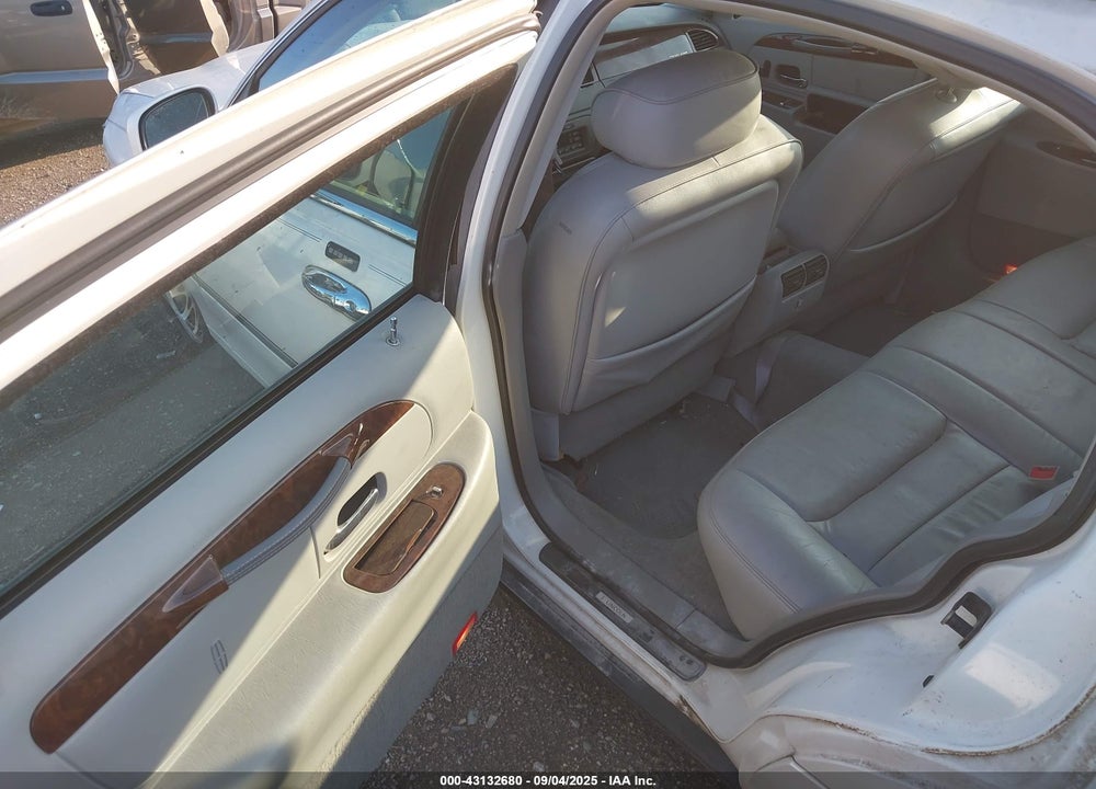 2001 LINCOLN TOWN CAR SIGNATURE VIN: 1LNHM82W61Y687099