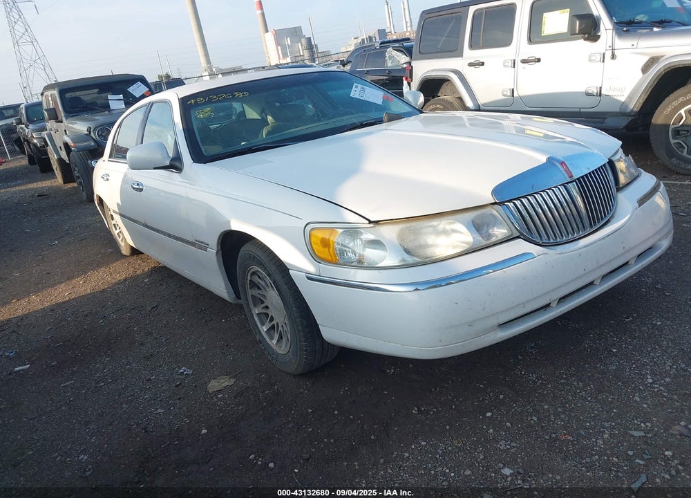 2001 LINCOLN TOWN CAR SIGNATURE VIN: 1LNHM82W61Y687099