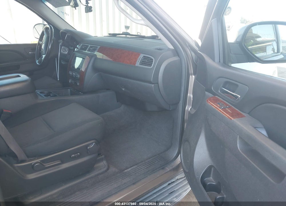 2011 CHEVROLET TAHOE VIN: 1GNSKAE00BR140458