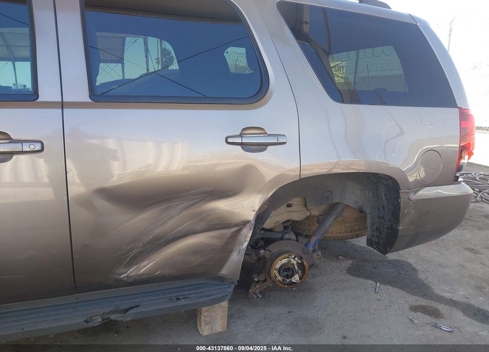 2011 CHEVROLET TAHOE VIN: 1GNSKAE00BR140458