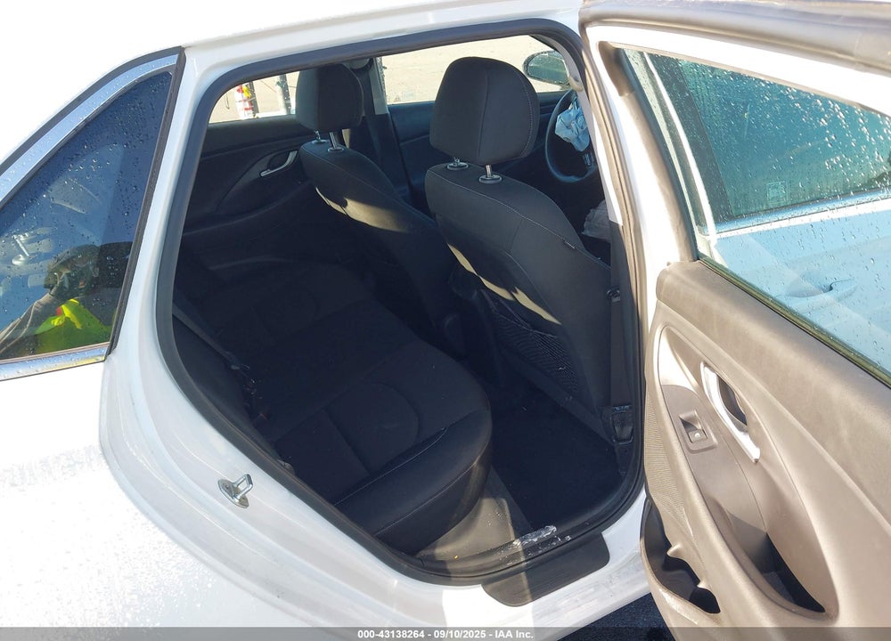 2018 HYUNDAI ELANTRA VIN: KMHH35LE0JU016526