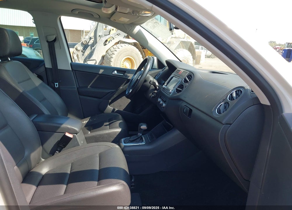 2010 VOLKSWAGEN TIGUAN VIN: WVGAV7AX9AW531900