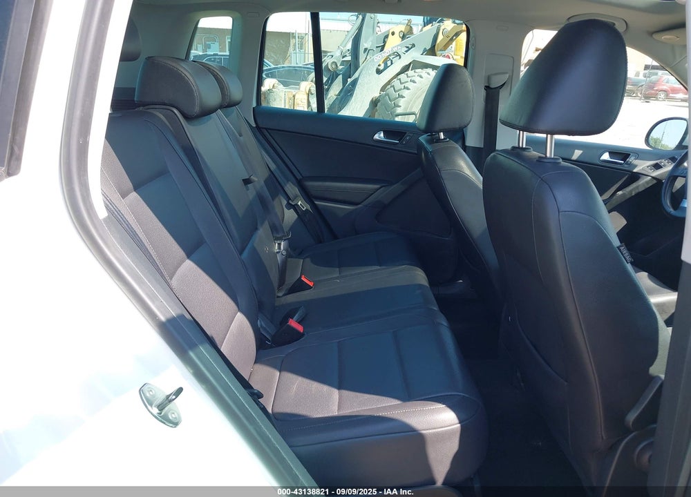 2010 VOLKSWAGEN TIGUAN VIN: WVGAV7AX9AW531900