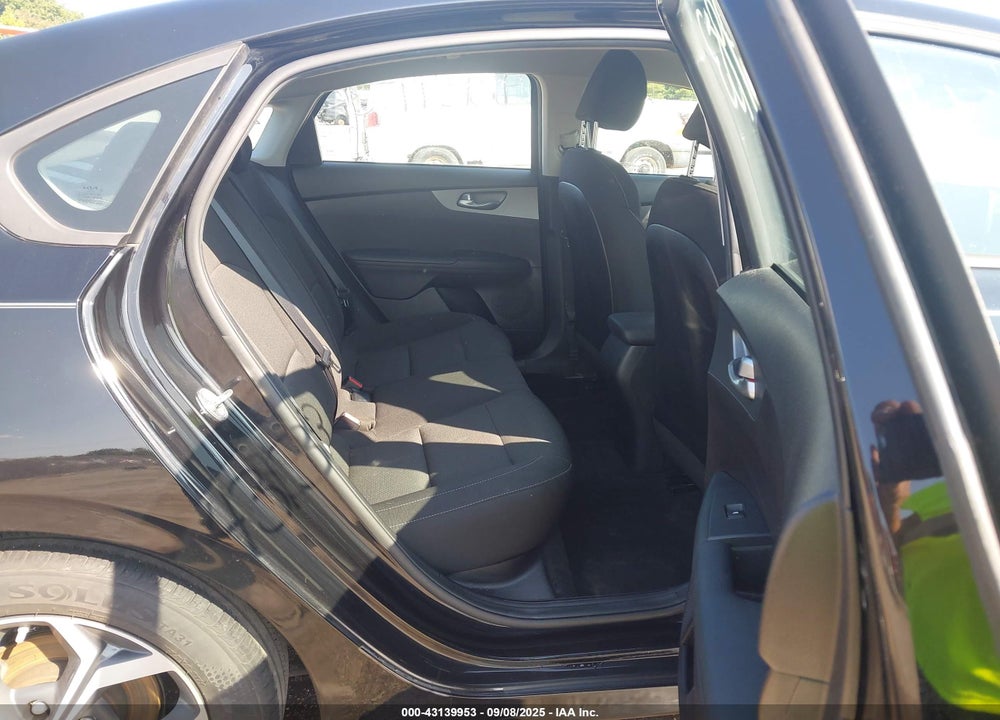 2021 KIA FORTE VIN: 3KPF24AD3ME402802