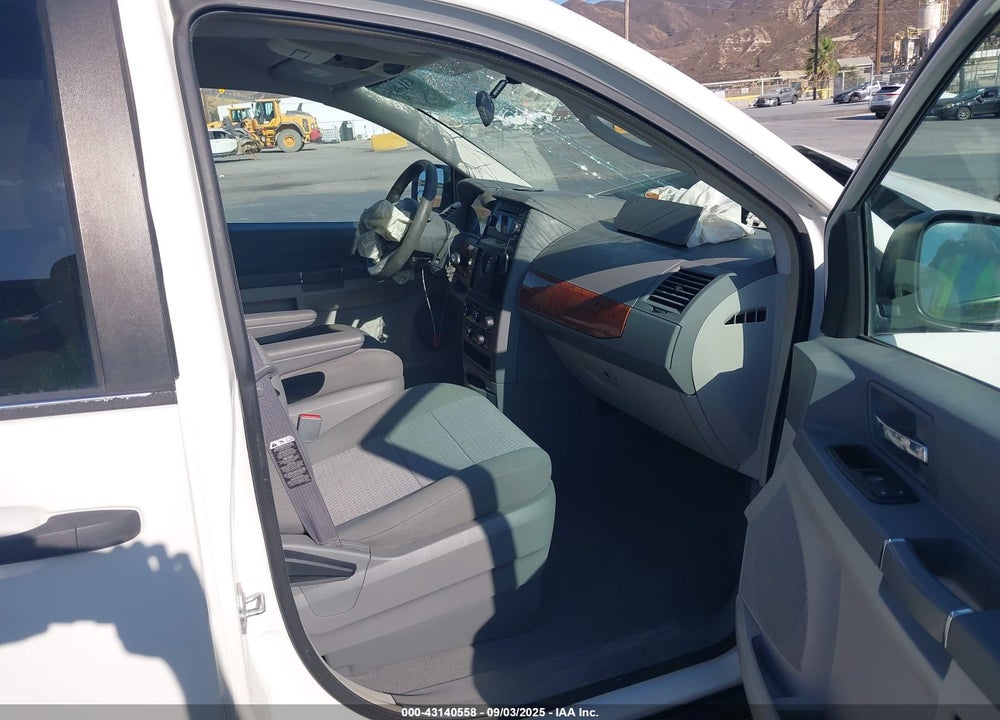 2008 CHRYSLER TOWN & COUNTRY VIN: 2A8HR44H88R606088